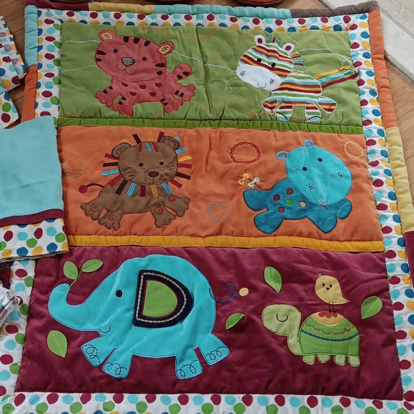 Kids bedding with window valance and wall hangings - Picture 2 of 4